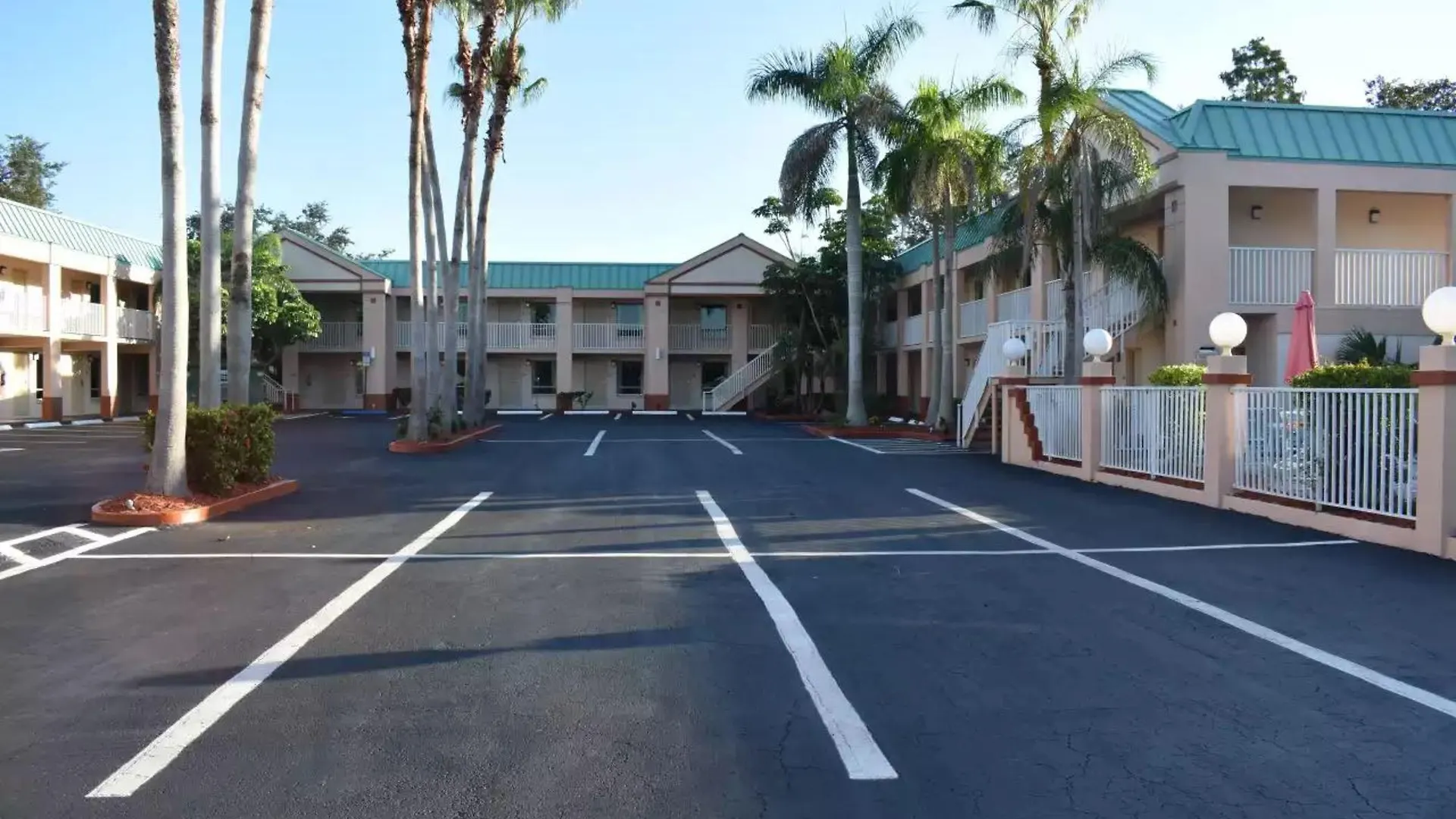 Ramada Limited Clearwater Hotel And Suites 2*,