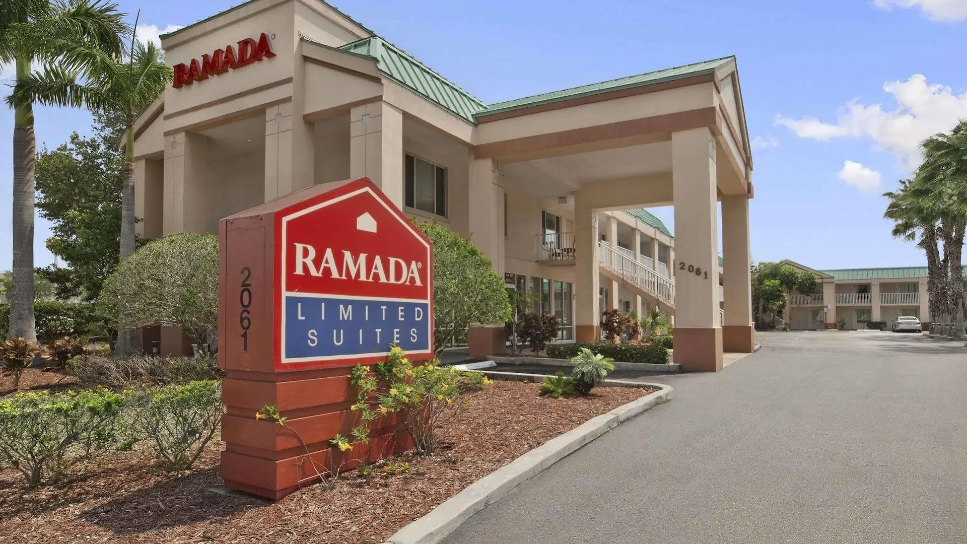 Ramada Limited Clearwater Hotel And Suites 2*,