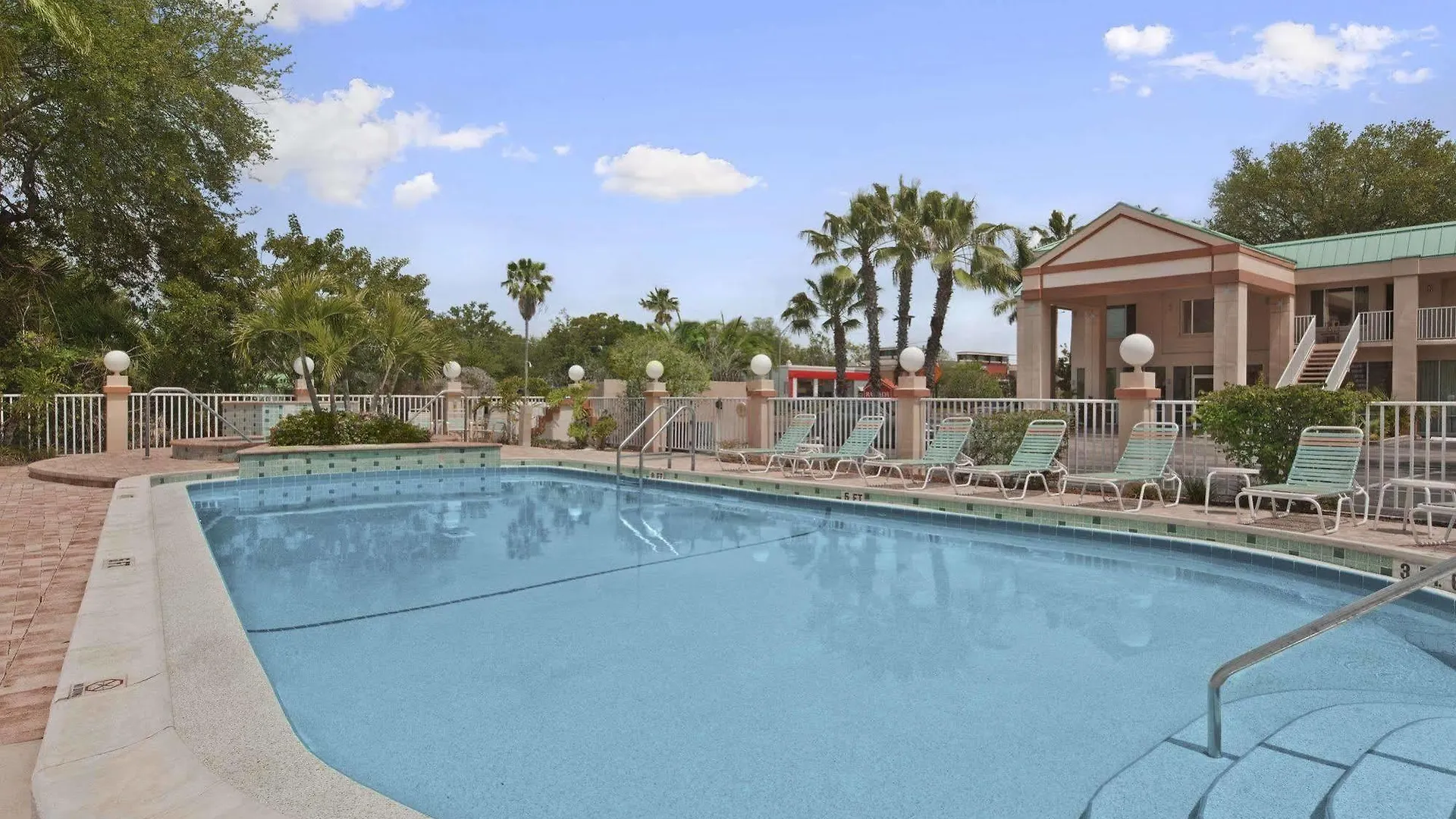 Ramada Limited Clearwater Hotel And Suites 2*,